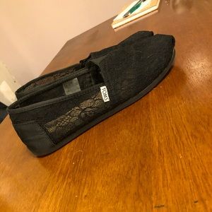 Black lace toms
